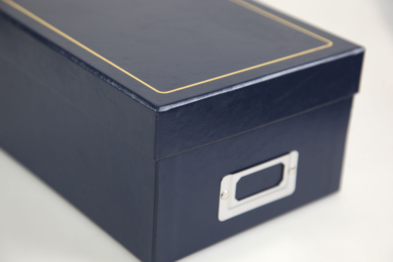 Tradition Photo Box für 700 Fotos in 10x15 cm – Fotobox mit edler Prägung -