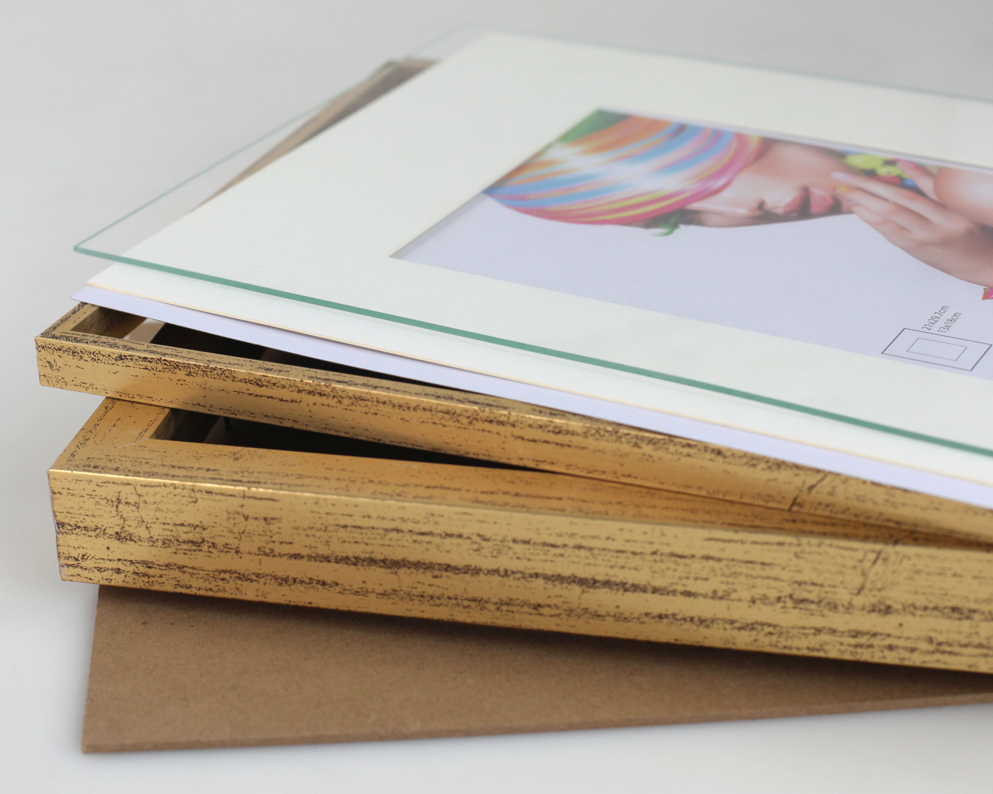 3D Objektrahmen Bilderrahmen mit Passepartout & gehärtetem Glas Holz MDF Rahmen Foto Poster - Farbe: Gold-Antik | Format: 23x23