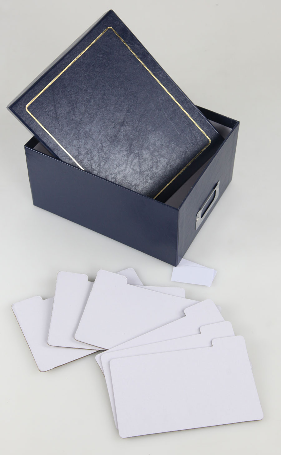 Tradition Photo Box für 700 Fotos in 10x15 cm – Fotobox mit edler Prägung -